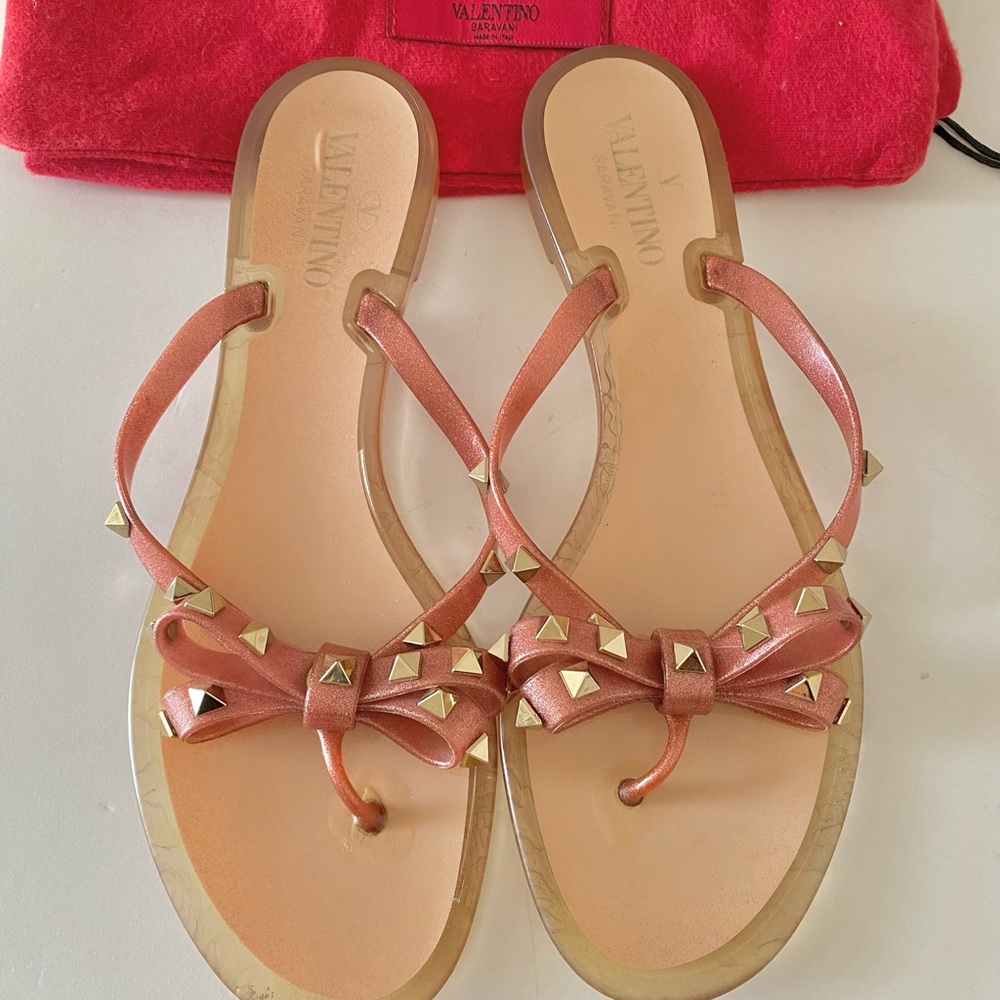 Valentino Garavani Rockstud Pink Bow Stud Thong Sandals